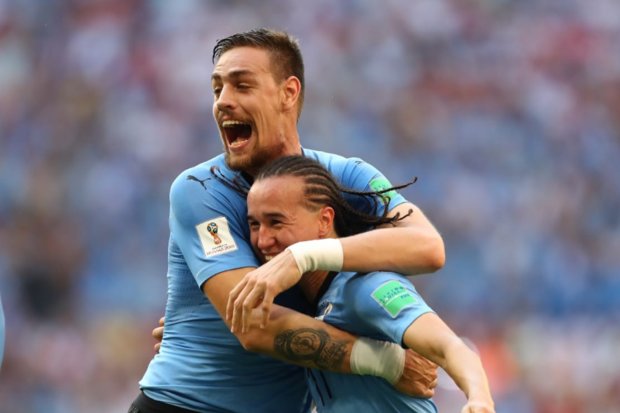 پیروزی اروگوئه مقابل روسیه ۱۰ نفره و صعود به عنوان صدرنشین